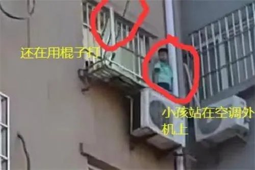男孩坠楼后还哭喊:妈妈别打我 打人者系孩子母亲