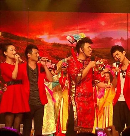 新还珠格格剧组上快乐大本营 “小燕子”拍胸担保不雷