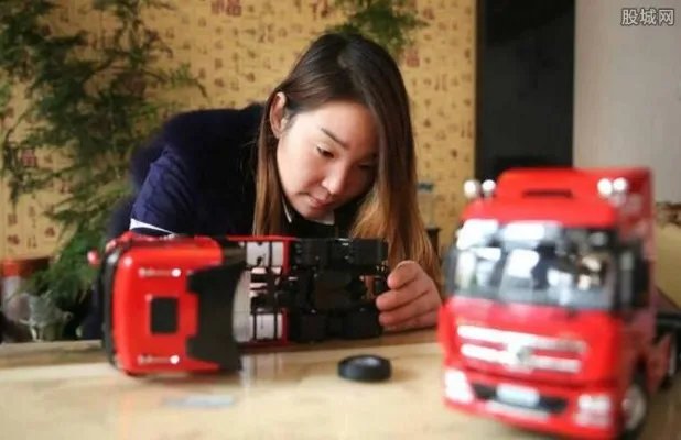 女孩与父亲搭档跑运输 开18米大车跑遍全国各地