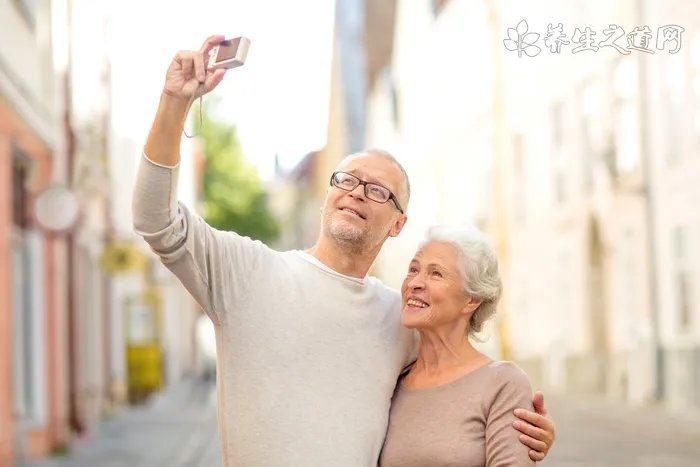 金毛总是舔自己身上是怎么回事