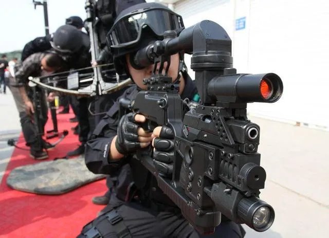 拐弯枪是枪管拐弯吗？