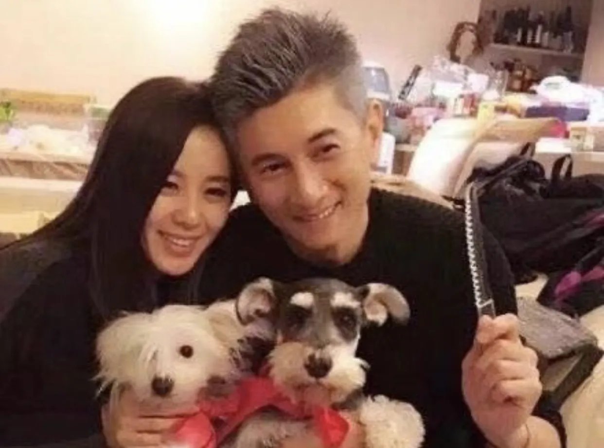 刘诗诗吴奇隆带儿子出游，他们一家究竟有多幸福？