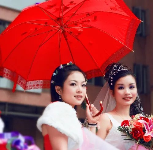 结婚打红伞是什么意思 结婚的红伞怎么处理