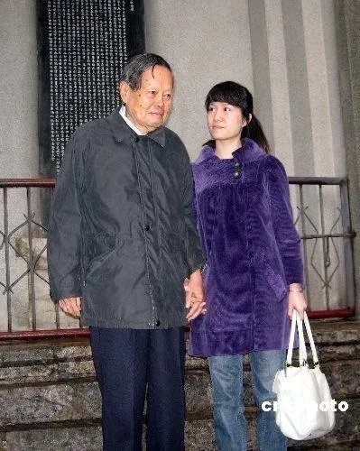 你们怎么看待杨振宁分割遗产？