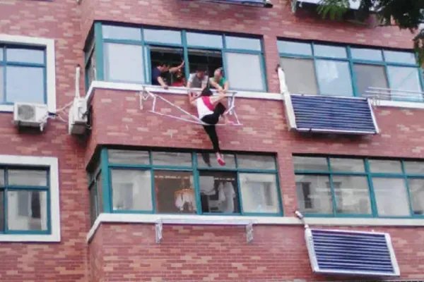 七旬老人悬挂四楼阳台外,这到底是怎么回事呢?
