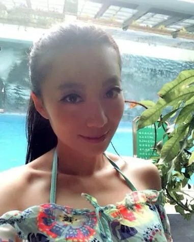 黄鑫近况曝光 因拄拐上课走红校园被网友评为“最美女腰”