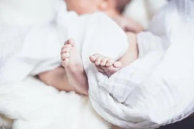 婴儿吃奶总是呛到怎么办