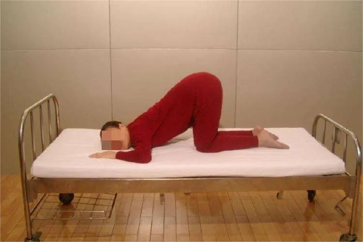 肘膝位示意图