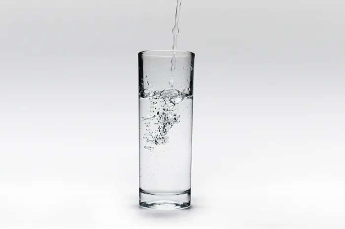 倒热水时为什么厚的玻璃杯更容易炸裂 为什么玻璃杯倒入热水就裂了