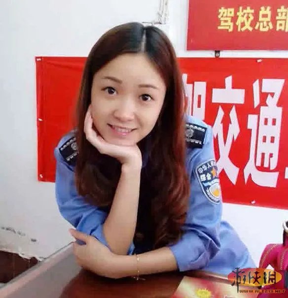 四川女神城管曝生活照：自爆微笑是执法必杀技