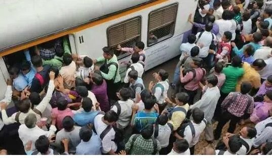 印度搭火车像打仗，这样搭乘火车的危险吗？