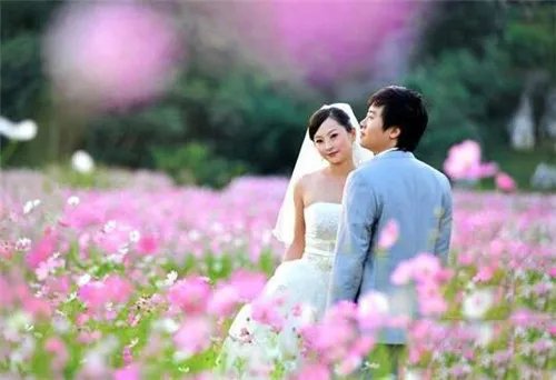 结婚照背景用什么颜色 拍婚纱照怎样选择合适的背景