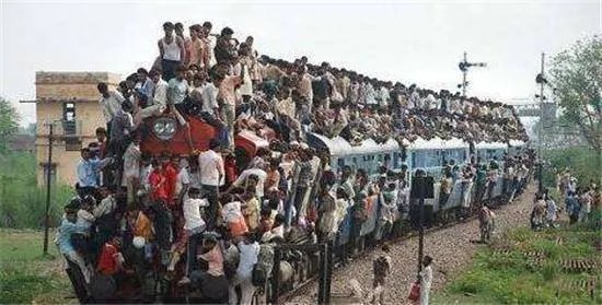 印度搭火车像打仗，这样搭乘火车的危险吗？