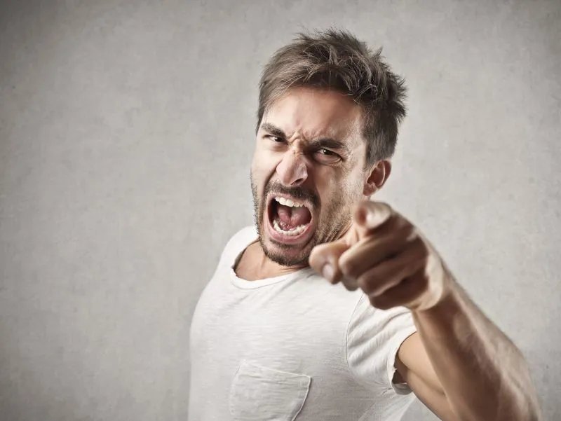 男人的胡须,若是出现这3个异常表现,可能是身体健康出问题了