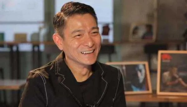 刘德华为鲁豫剪发手法娴熟，他以前是做理发师的吗？