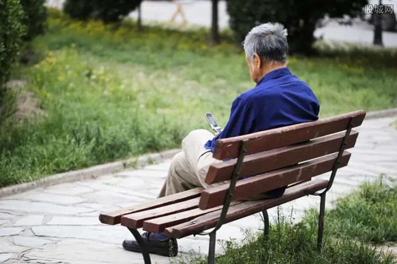 成都肌肉爷爷裸练 一身肌肉惹路人围观