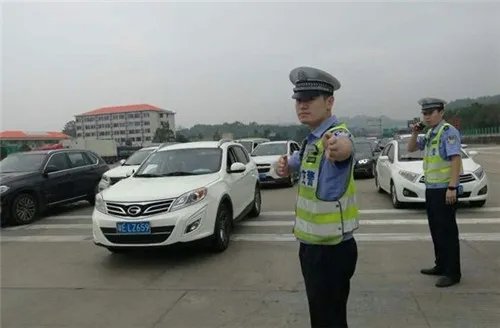 女司机闯红灯被赞真相  什么情况闯红灯能免罚款