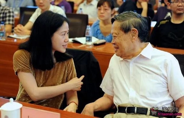 你们怎么看待杨振宁分割遗产？