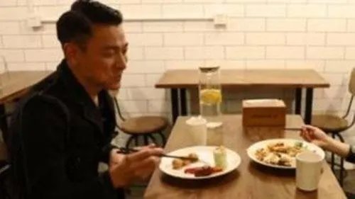 刘德华为鲁豫剪发手法娴熟，他以前是做理发师的吗？