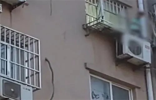 男孩坠楼后还哭喊:妈妈别打我 打人者系孩子母亲
