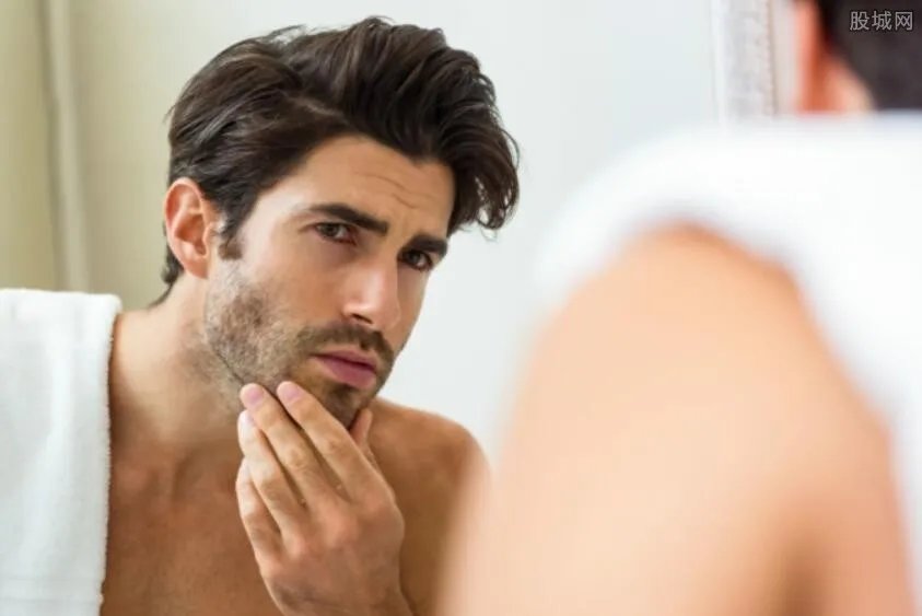 因为太帅被逐出国境：那深情的眼神让我无法抗拒！