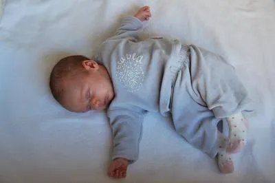 婴儿的睡姿怎样才正确    婴儿睡姿有哪些纠正方法