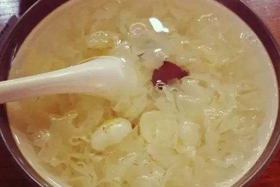银耳红枣枸杞汤有什么功效