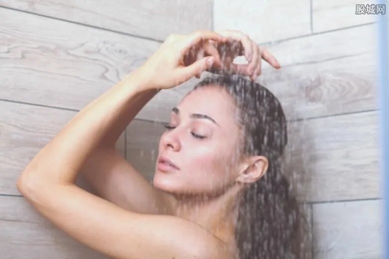 美女洗澡被偷看 中年男子偷窥被发现（图片）