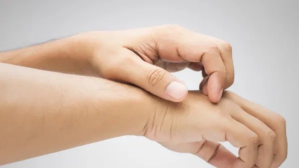 手指上起小水泡什么原因