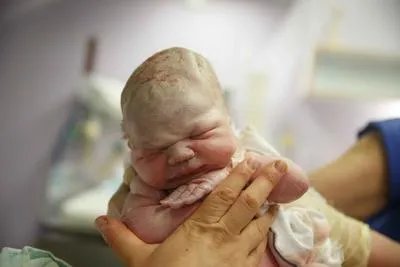 女人生孩子全过程是什么样的 了解顺产和剖腹产全过程