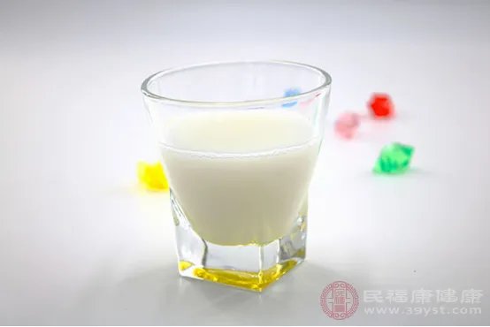 晚上喝牛奶的好处有哪些