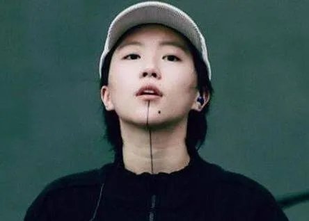 窦靖童下巴那条线叫什么，为什么要纹一条线