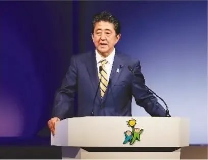 中枪刚倒地时安倍还能说话,中了第一枪后,安保人员为何没能保护好他?