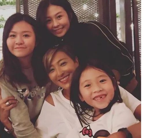 邱淑贞三女儿同框是怎么回事?