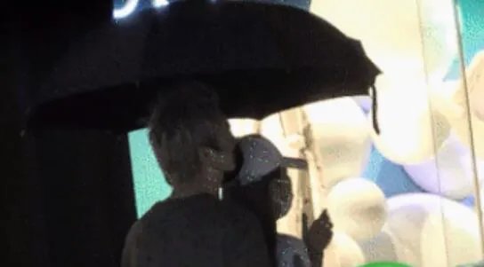 周扬青回应与男子撑伞相依是怎么回事