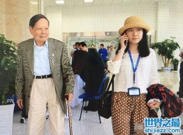 翁帆为杨振宁产下一子是假的，杨振宁行将就木不中用 