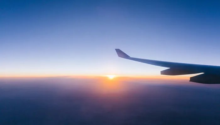 飞机上的黑匣子是什么颜色