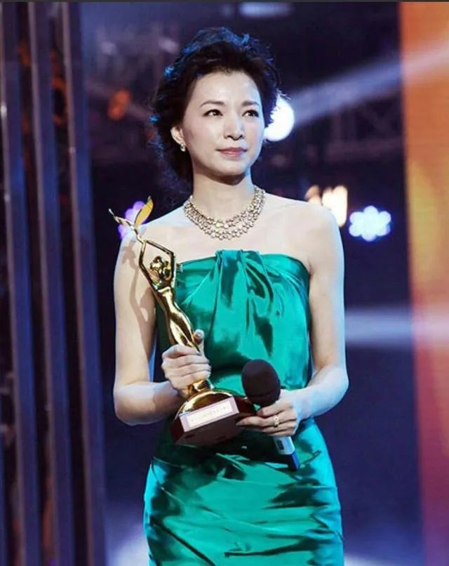 怎样评价董卿的书法作品？