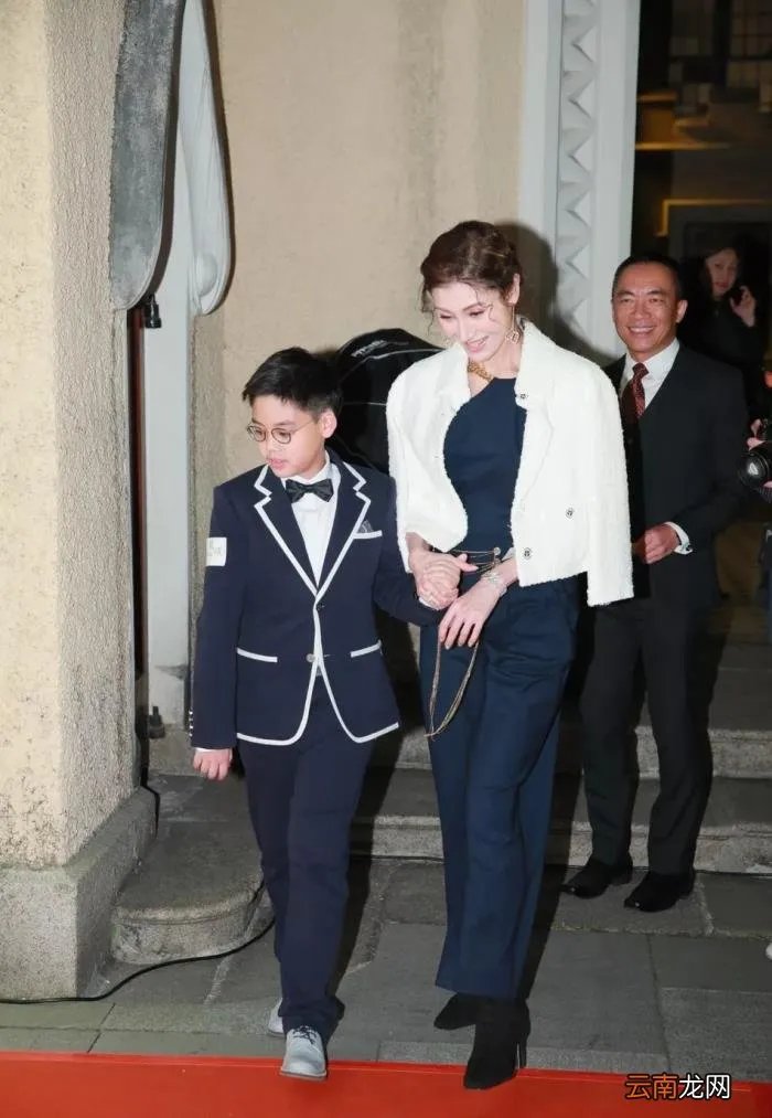 李嘉欣一家三口高调露面 李嘉欣有孩子吗