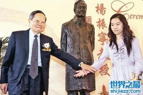 翁帆为杨振宁产下一子是假的，杨振宁行将就木不中用 