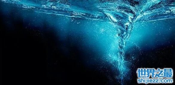 广西现龙吸水奇观视频，犹如真龙现身直入云霄 