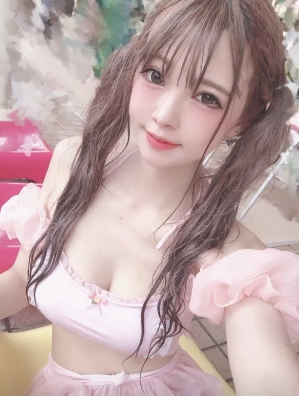 岛国童颜美女“かりん(様)”图集赏 傲人双峰很吸睛！