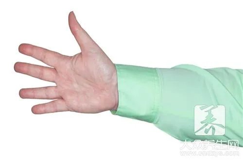 手指甲有小坑怎么回事？