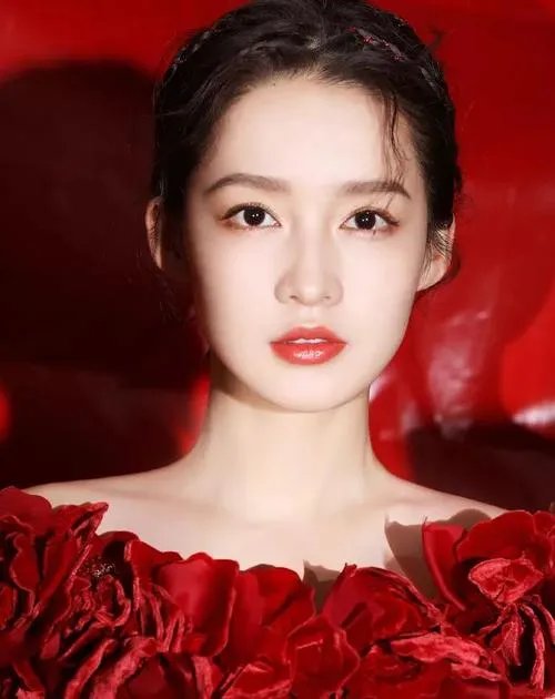 杨幂、金晨、李沁过于养眼,你对她们仨有什么看法?