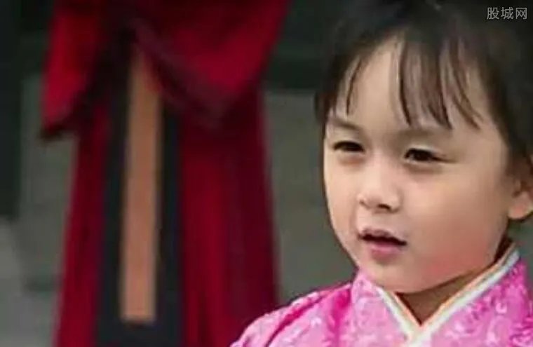 刘楚恬爆红 爸爸妈妈照片曝光实在太美了(图)