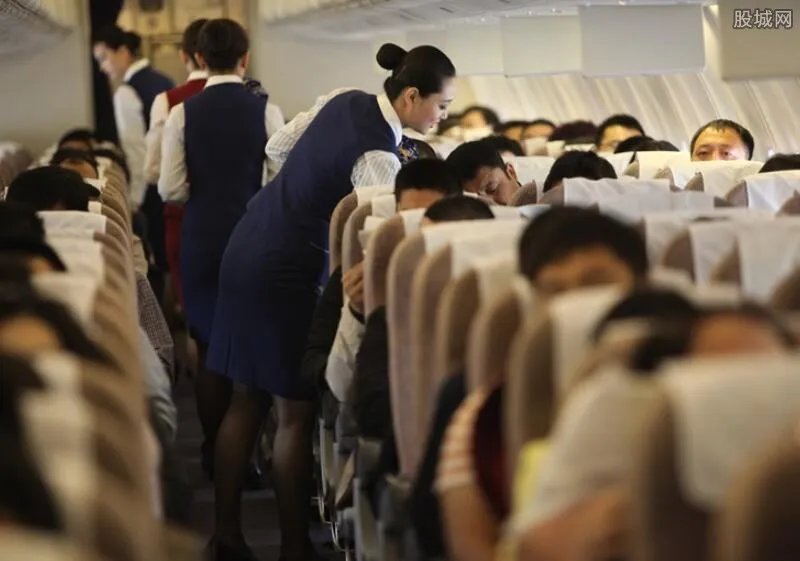 男人把持不住！空姐的蹲式服务 修长美腿惹男乘客直呼