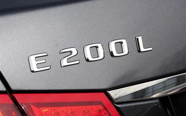 大奔标志是什么做的