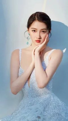 关晓彤晒照为鹿晗庆生破分手传闻，他们是哪年官宣在一起的？