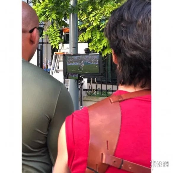 法国版《城市猎人》真人剧照 孟波瘦弱没成龙大哥壮!