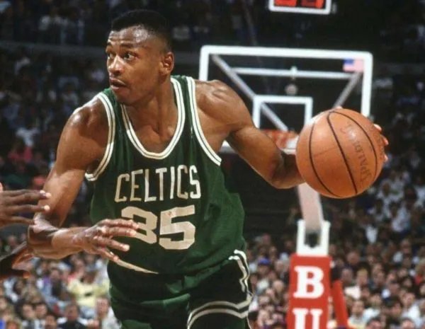 年仅27岁的雷吉.刘易斯，为何会猝死？